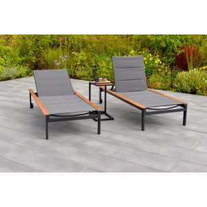 Merxx Paxos Liegenset, 3-teilig: 2 graue Liegen mit Akazienholz, Beistelltisch. Gartenmöbel-Set für 2 Personen.