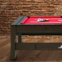 Spieltisch Reverso als Pooltisch mit rotem Tuch, Queue und Billardkugeln.