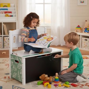 Bunte Kinderbank mit Stauraum und Tafel, zwei Kinder spielen und malen darauf.