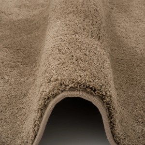 Detailaufnahme: Taupefarbener, runder Hochflor Teppich (200x200cm) mit weicher Textur.