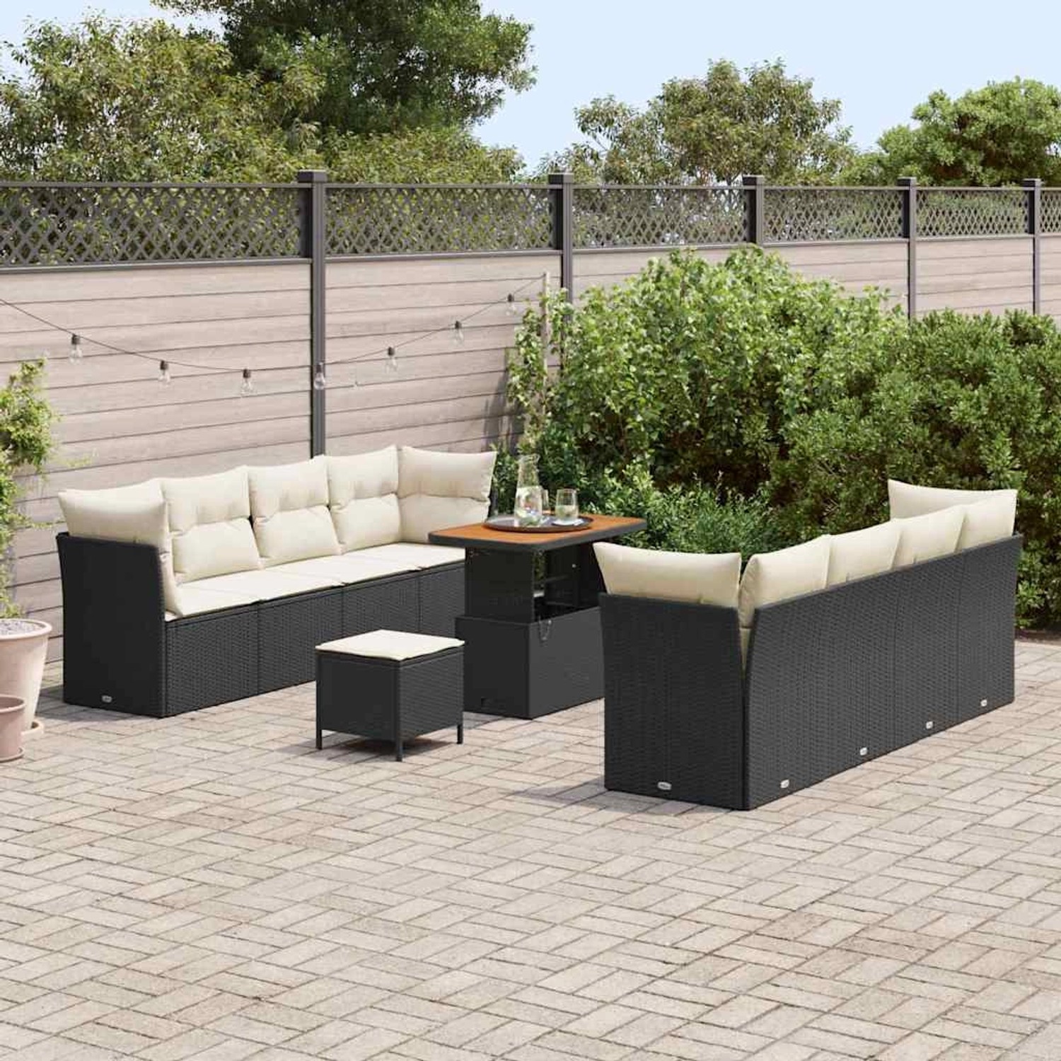 Schwarzes 11-tlg. vidaXL Garten-Sofa-Set aus Poly Rattan mit Tisch und Hockern.