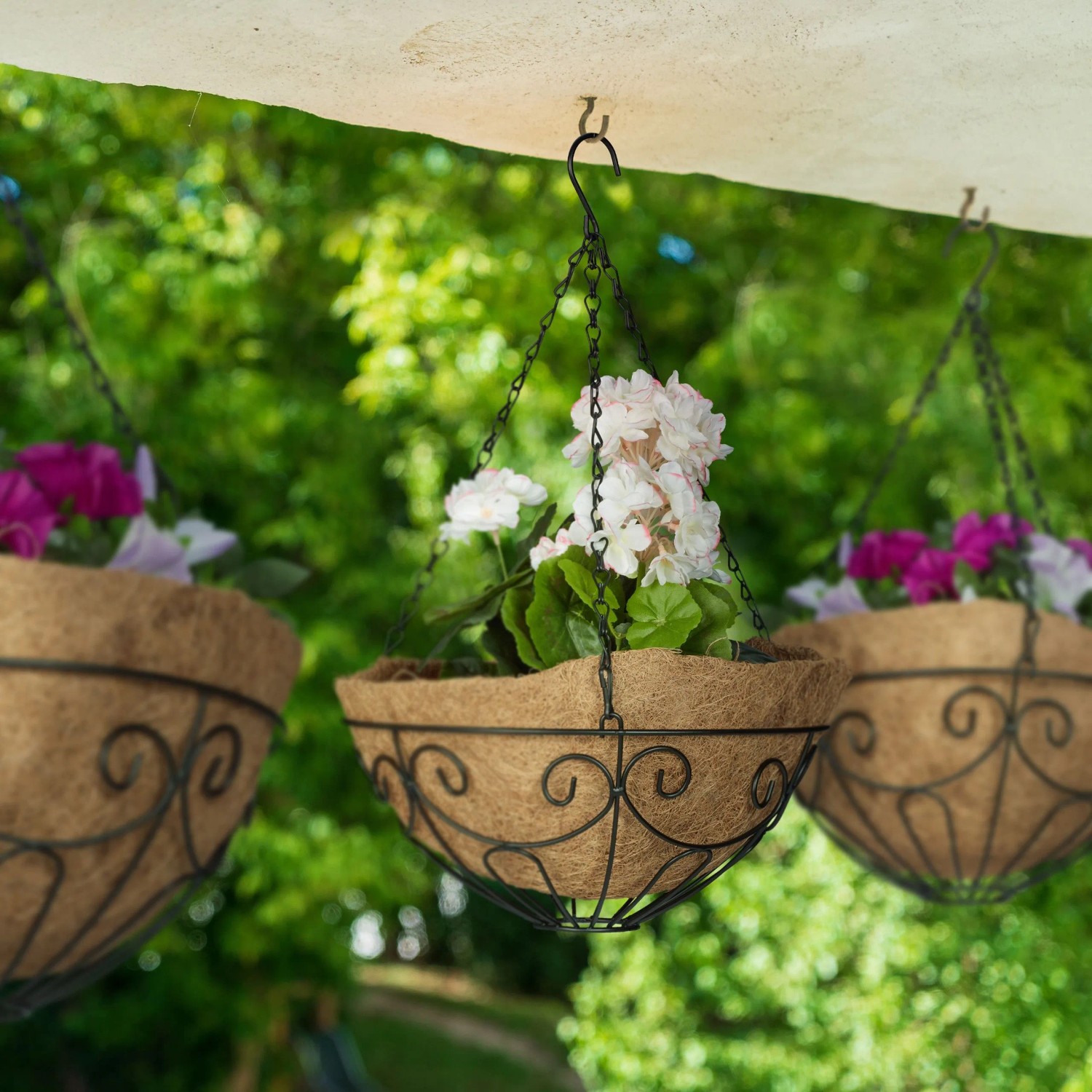 3er Set Relaxdays Blumenampeln aus Eisen und Kokosfaser, schwarz und natur, ca. 48 cm hoch.