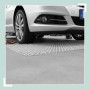 Weißes Kunststoff Dornengitter unter einem silbernen Auto. Effektiver Marderschutz und Katzenabwehr für Fahrzeuge.