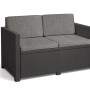 Allibert Victoria 2-Sitzer Loungesofa in Rattanoptik mit grauen Kissen.