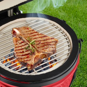 Saftiges Steak auf dem roten Relaxdays Kamado Grill. Keramikgrill mit Thermometer für perfekte Grillergebnisse.