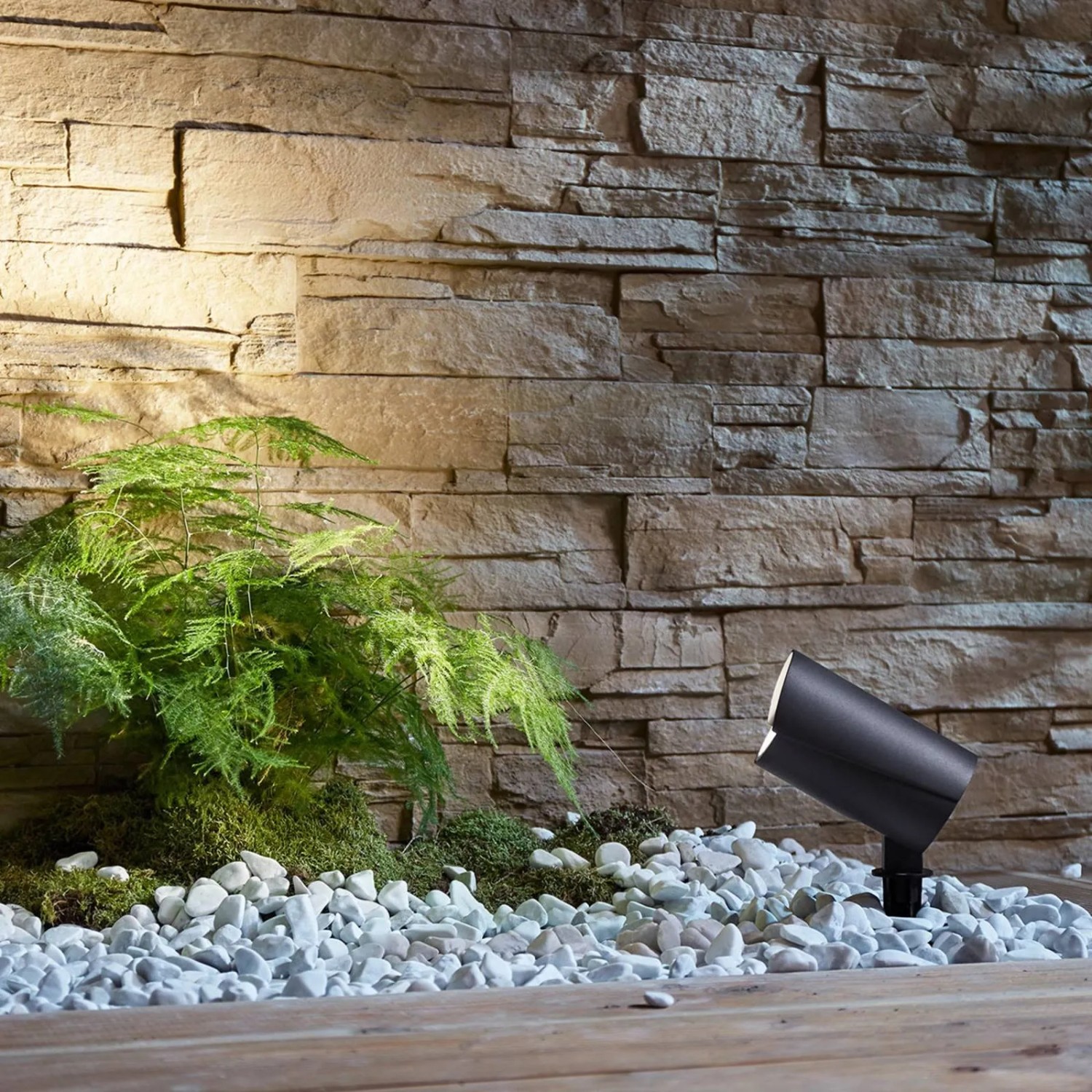 Moderne Lucande LED Gartenleuchte Anton aus Aluminium, 1-flammig, zur Beleuchtung von Außenbereichen.