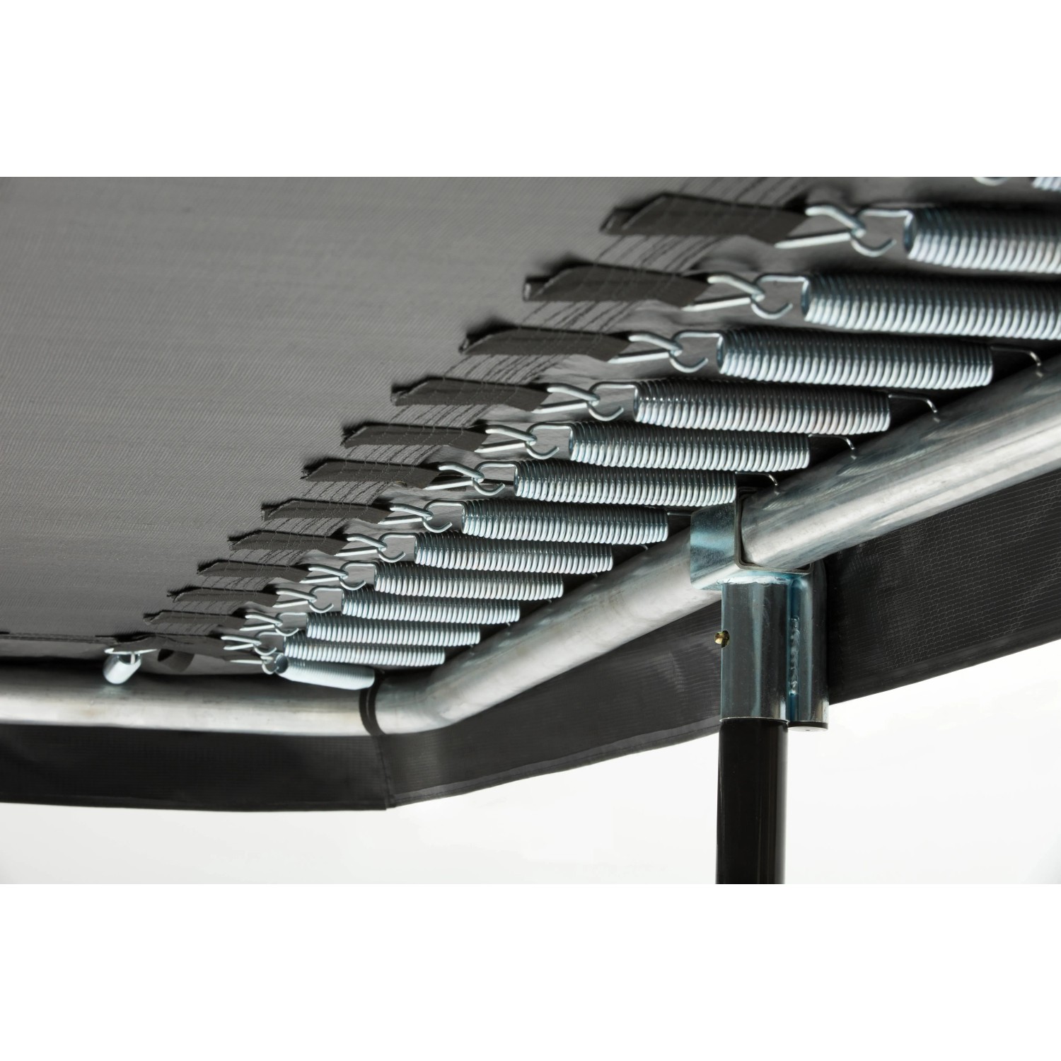 Detailaufnahme Federn und Rahmen vom schwarzen Salta Comfort Gartentrampolin 214x153 cm.