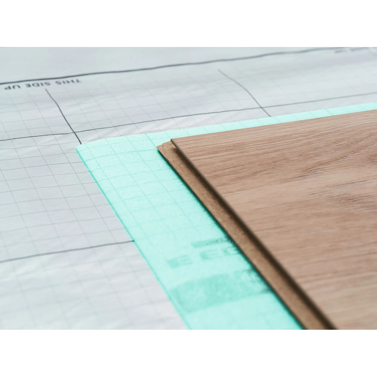 Egger Aqua+ Aluflex Dampfbremse mit Vlies unter Laminat. Schutz vor Feuchtigkeit bei Trittschalldämmung.