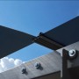 Detailansicht Carport Arcadia Alpine 5000: Anthrazitfarbene Dachkonstruktion mit Aluminiumrahmen.