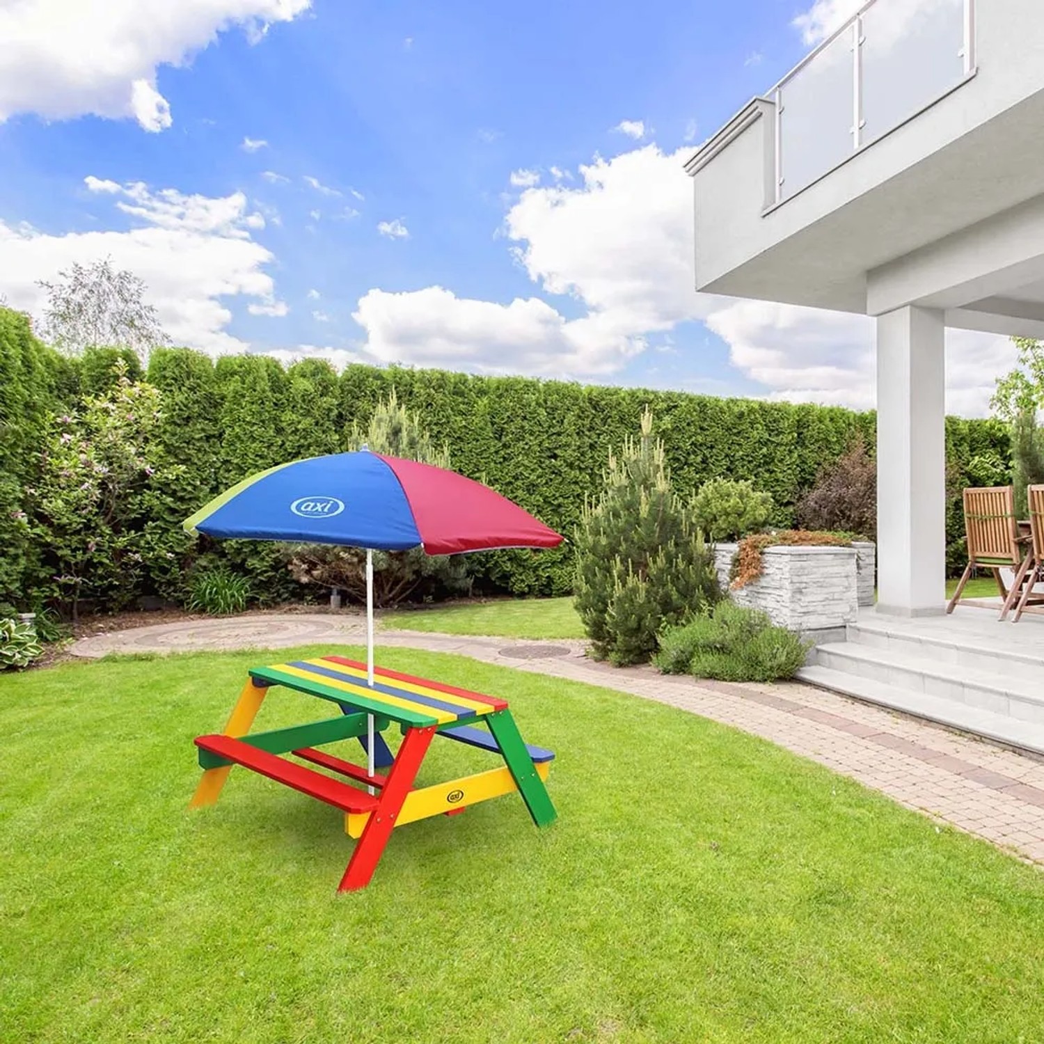 Bunter Axi Nick Picknicktisch Regenbogen mit Sonnenschirm im Garten.