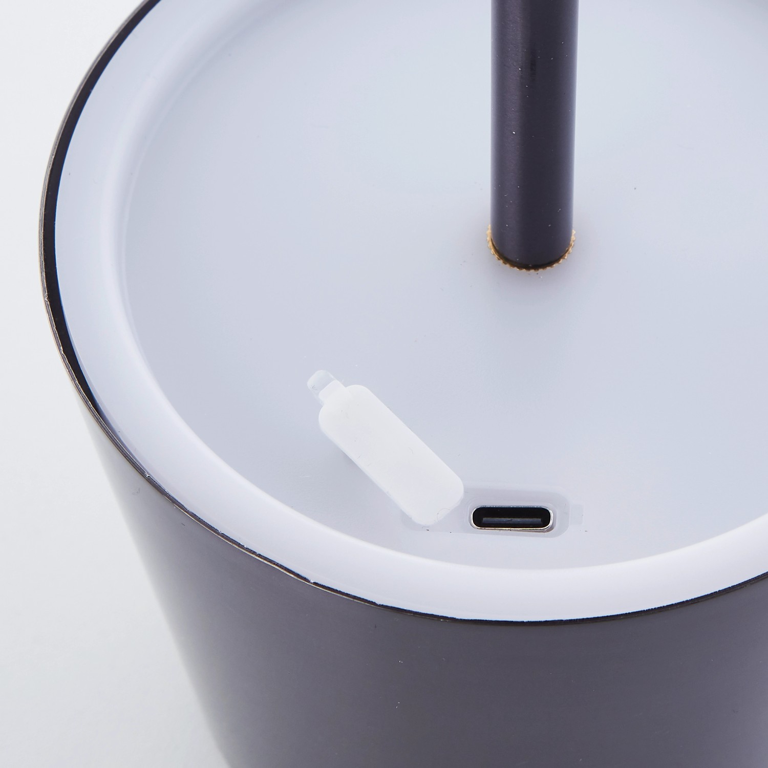 Detailaufnahme der Brilliant Akku-Tischleuchte Xaana, schwarz verchromt, mit USB-Anschluss.