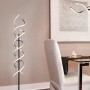 Moderne Trio LED Stehleuchte Sequence in gebürstetem Aluminium, spiralförmiges Design.