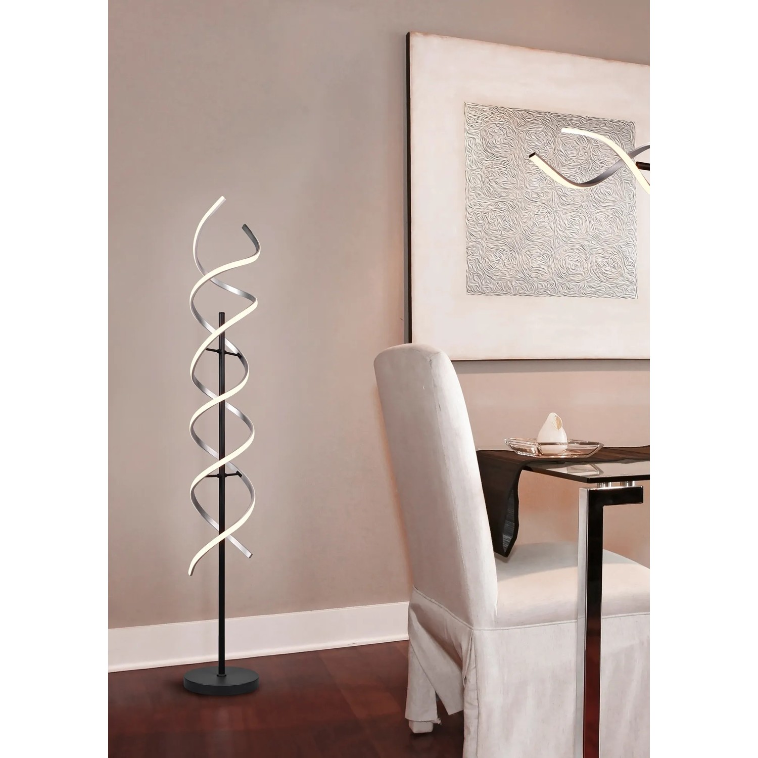 Moderne Trio LED Stehleuchte Sequence in gebürstetem Aluminium, spiralförmiges Design.