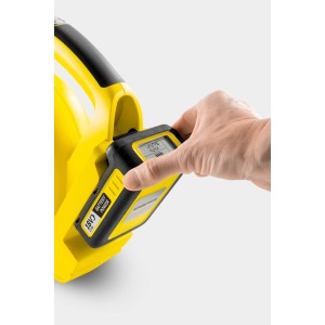 Kärcher Akku-Laubbläser: Hand setzt Akku in gelbes Gerät ein, Akku-Ladestand 100%.