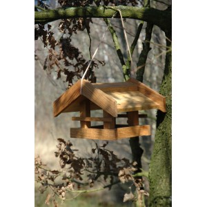 Dobar Vogelfutterhaus aus Eichenholz, hängend an einem Baum.