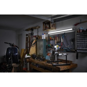 LEDVANCE LED-Lichtleiste Power Batten, 120cm, in Werkstatt montiert.