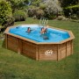 Ovaler Gre Echtholzpool Grenade 2 (436x336x117 cm) mit Poolleiter und badenden Personen im Garten.