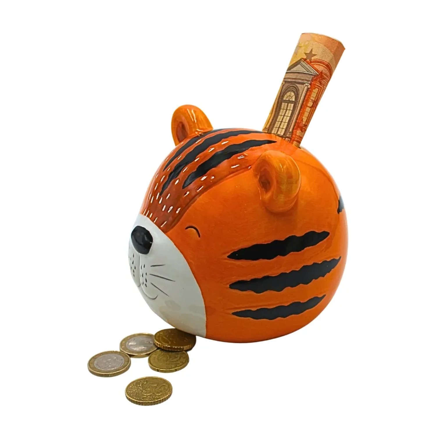 Orangefarbener Dekotiger als Spardose aus Keramik mit Münzen und Geldschein.