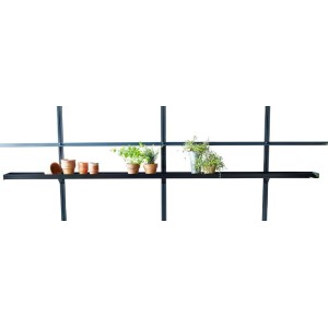 Juliana Aluregal Gewächshausregal, 3 Sektionen, schwarz, mit Pflanzen und Töpfen.