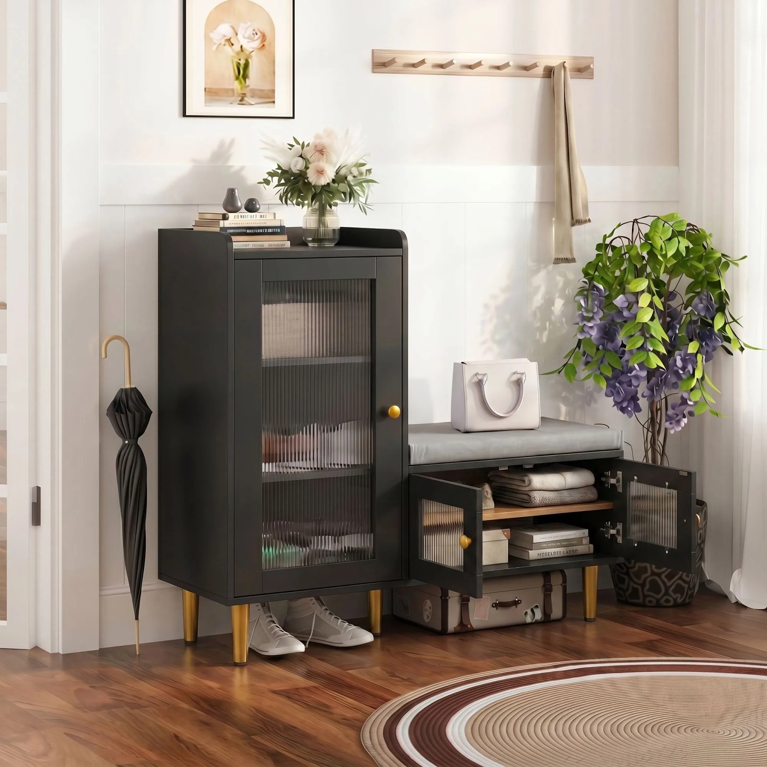 Schwarze Schuhkommode mit gepolsterter Sitzbank, geriffelten Glastüren und goldfarbenen Beinen. Ideal für Flur & Garderobe.