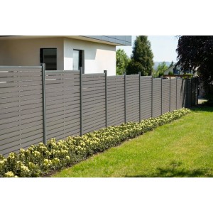 Home Deluxe WPC-Sichtschutzzaun Alira, dunkelgrau, 180x185cm, mit Pfosten im Garten.