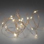 Konstsmide Micro LED Lichterkette mit 20 warmweißen LEDs und kupferfarbenem Draht für den Innenbereich.