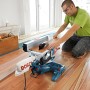 Bosch Professional Kombi-Säge GTM 12 JL im Einsatz beim Laminat schneiden.