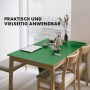 Grüne KARAT Tischfolie Empire (80x75 cm) mit abgeschrägter Kante auf Holztisch.