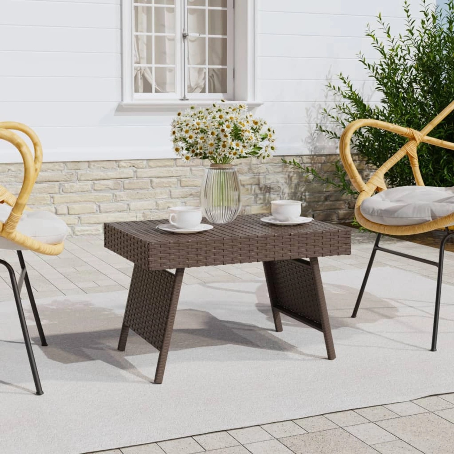 Brauner, klappbarer vidaXL Beistelltisch aus Poly Rattan, ideal für Garten und Balkon.