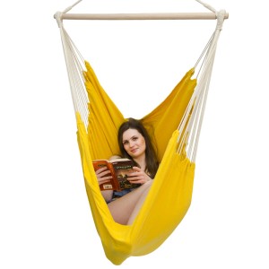 Gelber AMANKA Hängesessel mit Holzstab und Frau, belastbar bis 150 kg.