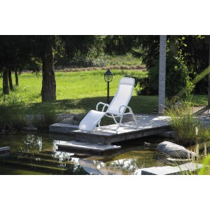 Acamp Gesundheitsliege Calypso, klappbar, in Weiß auf Holzsteg am Wasser.