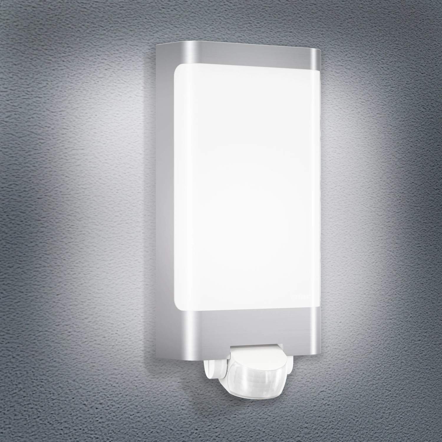 Moderne Steinel LED-Außenwandleuchte L 240 S aus Edelstahl mit Bewegungsmelder.