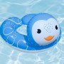 Blauer Bestway Schwimmring als Pinguin für Kinder ab 2 Jahren im Wasser.