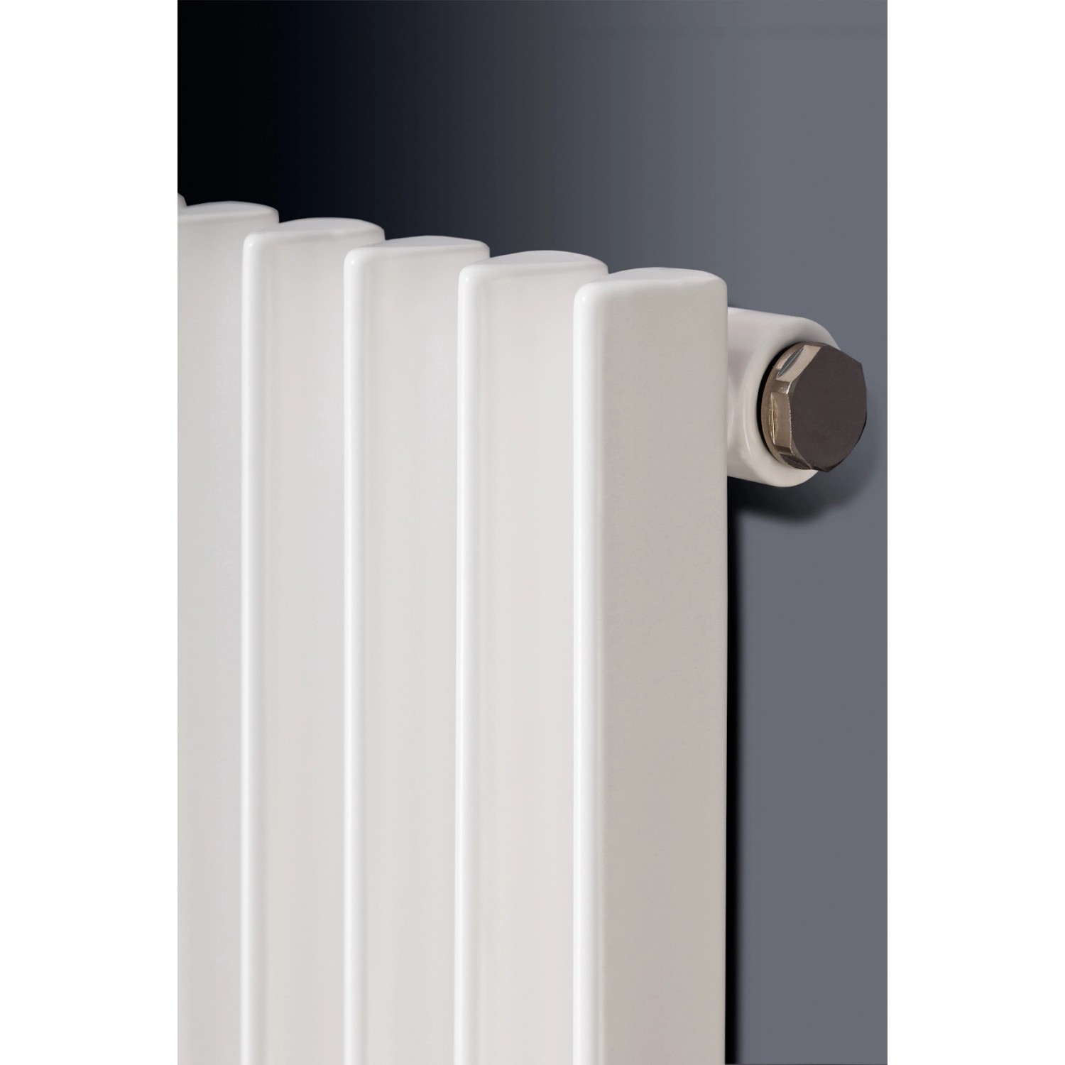 Detailansicht: Weißer Ximax Raumheizkörper Triton mit Mittenanschluss.