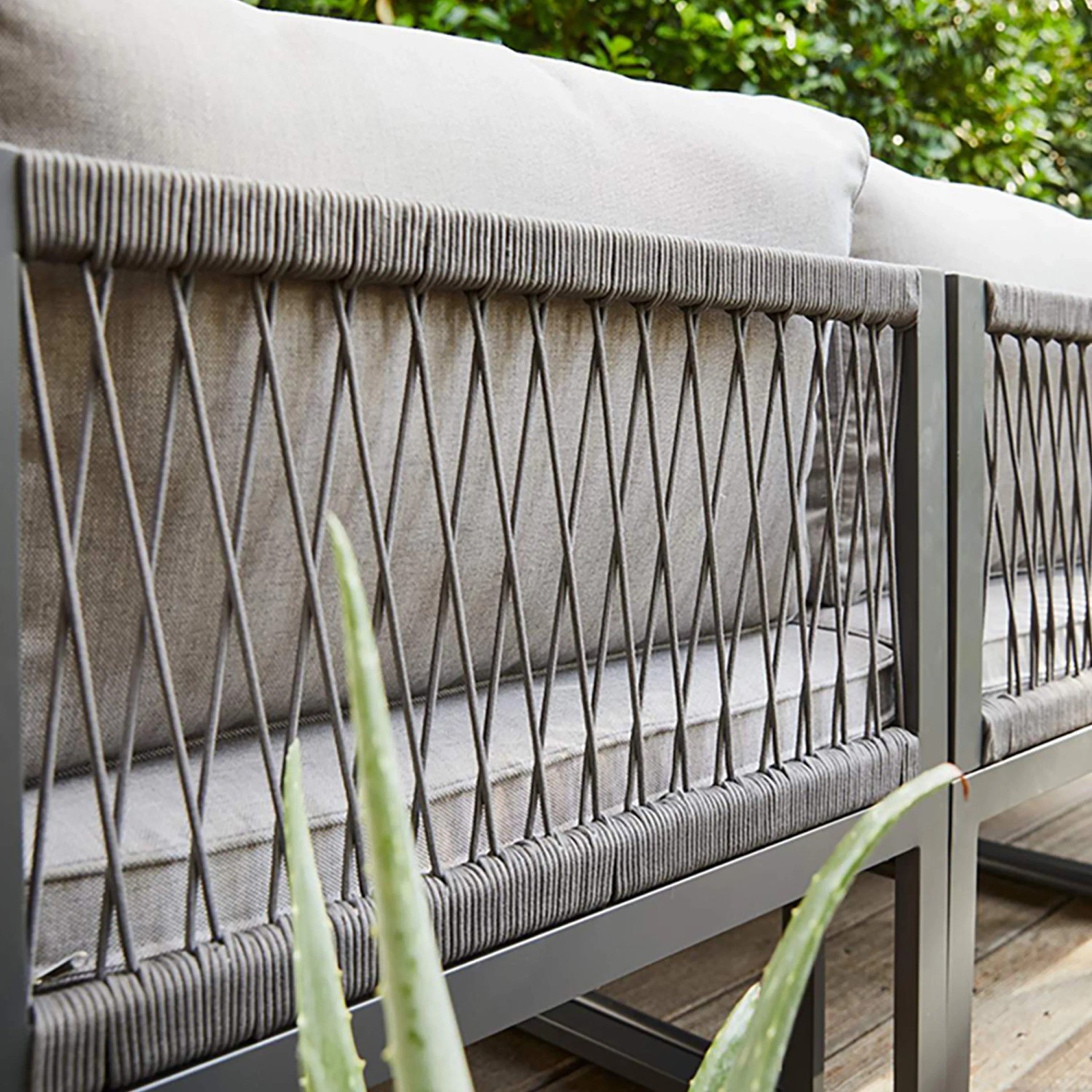 Detailansicht Lounge-Set Willa: Anthrazitfarbenes Aluminiumgestell mit grauen Polstern und Seilbespannung.