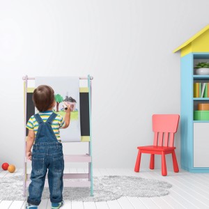 Bunte Kindertafel mit Papierrolle, 90x56x42 cm, mit Kind beim Malen.