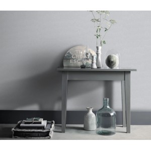 Graue Erismann Vliestapete Martinique Colour Passion an Wand hinter Tisch mit Deko.