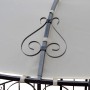 Detailansicht der creme-farbenen MCW Pergola Cabrera mit dekorativen Ornamenten.