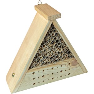 Bausatz für ein Insektenhotel Bee aus Holz mit Niströhren und Löchern.