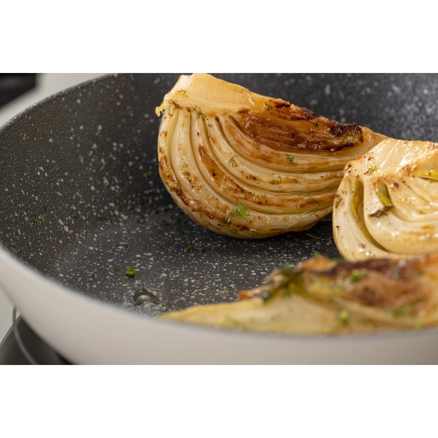 Fackelmann Pfanne Balance 20 cm mit angebratenem Gemüse.