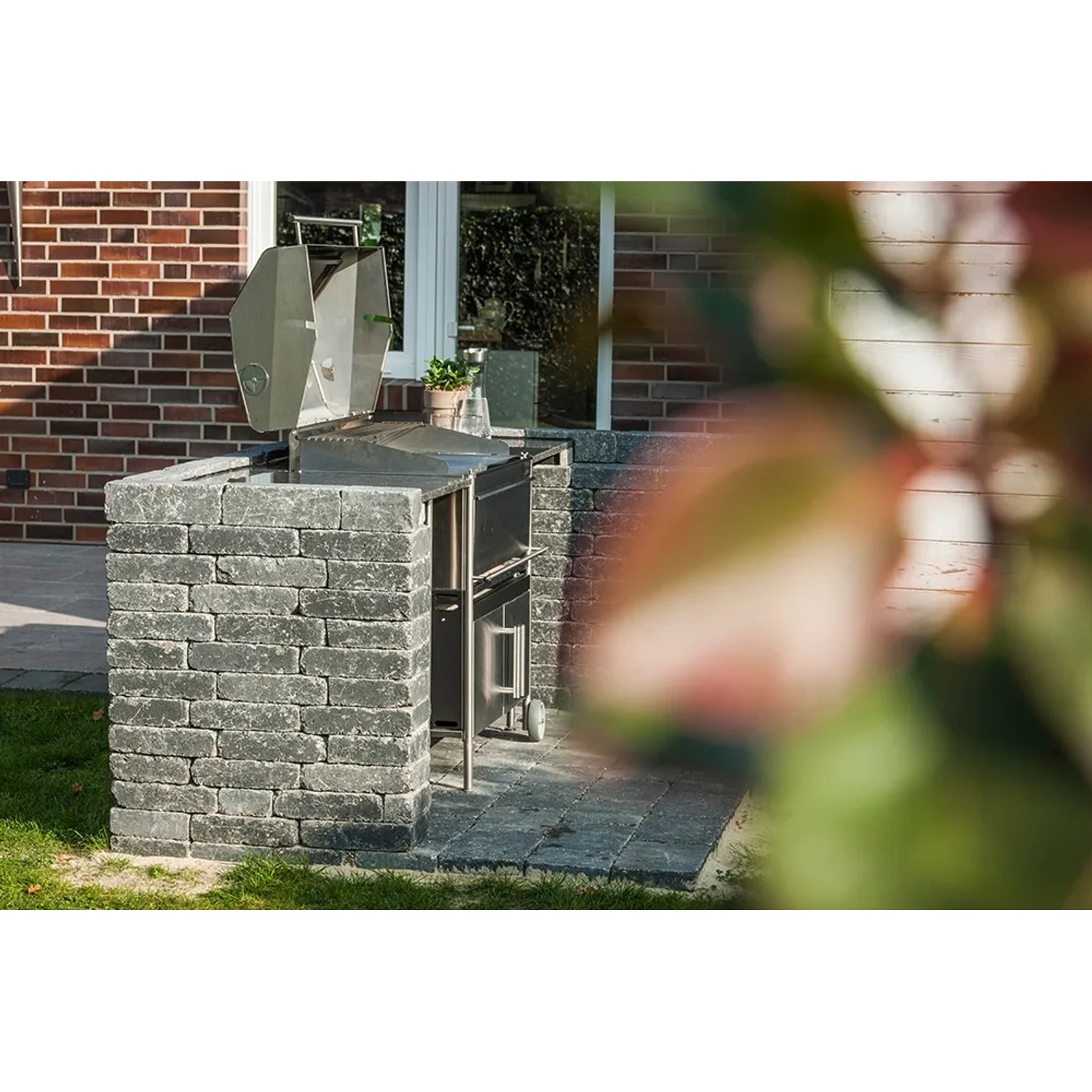 Diephaus Mauerstein Collo Basalt als Grillumrandung im Garten.