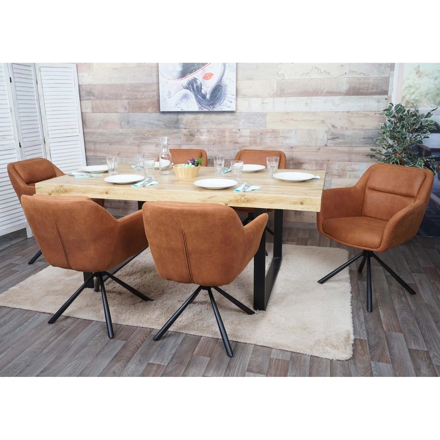 2er-Set braune Polsterstühle in Wildleder-Optik mit Armlehne am Esstisch.