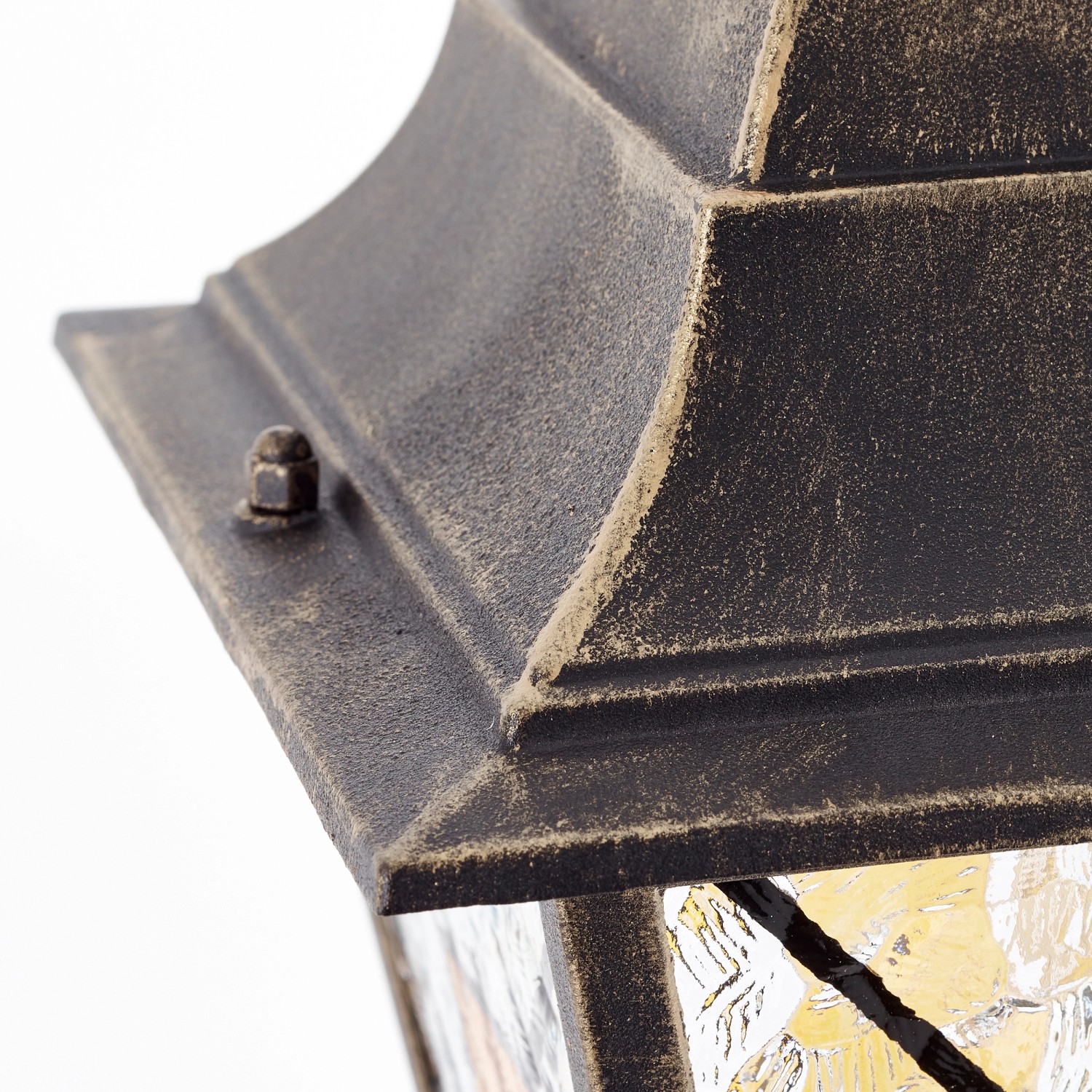 Detailaufnahme: Schwarze/goldene Außenleuchte Janel, Wegeleuchte für Garten & Hof.