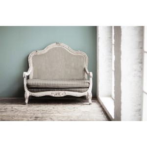 Vliestapete Uni Mint FSC® an Wand hinter antikem Sofa. Dekorative Tapete in Mintgrün.