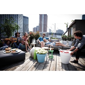 Szene mit Elho Blumentopf Loft Urban in Vintage Blau auf einer Dachterrasse mit Menschen.
