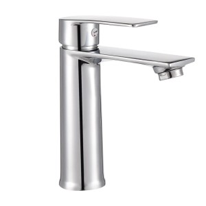 Glänzende Waschtischarmatur aus Edelstahl mit Einhebelmischer. Moderne Badarmatur für Waschbecken, schlankes Design.