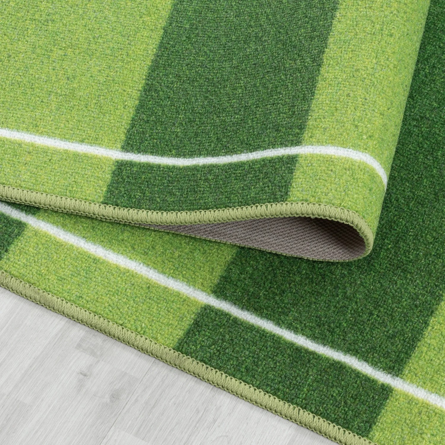 Grüner Ayyildiz Kinderteppich Play 2911 (160x230 cm) mit Schachmuster und weißer Linie.