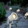 Graue LED Gartenstrahler mit GU10 Fassung beleuchten einen Gartenweg.
