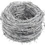 Aufgerollter, verzinkter Stacheldraht, 50 m lang, zur Abgrenzung.