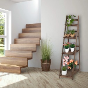Dunkelbraune Relaxdays Blumentreppe aus Holz mit 4 Ebenen, klappbar, dekoriert mit Pflanzen im Wohnbereich.